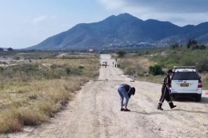 La Policía Nacional a través de sus unidades de Criminalística y Dinased avanzaron hasta la solitaria zona y recolectaron indicios balísticos.