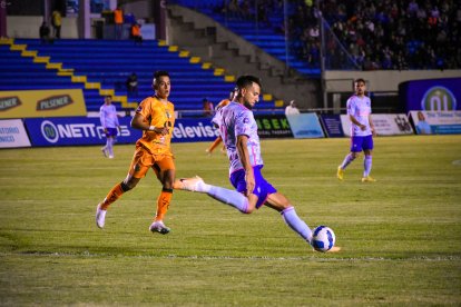 Libertad (i) y Emelec igualaron sin goles en el arranque de la segunda etapa de la LigaPro.