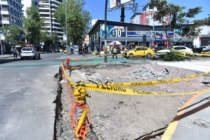 En algunos tramos de la avenida se dificulta la circulación de los transeúntes. Está previsto que la obra termine antes de fin de año.