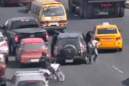 Los dos sospechosos abandonaron el carro en el que se movilizaban en la mitad de la avenida y salieron ‘soplados’.