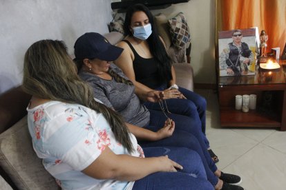 Las hijas del militar Gustavo Villalva, Diana y Evelyn, y su esposa Grace Jácome se aferran a la esperanza de hallarlo con vida.