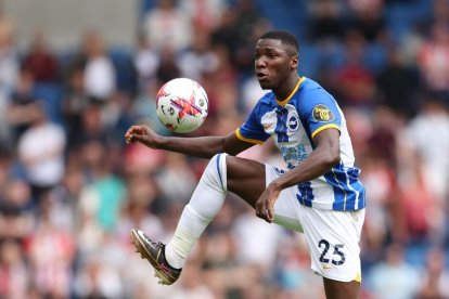 Moisés Caicedo buscaría su salida del Brighton, para fichar por el Chelsea.