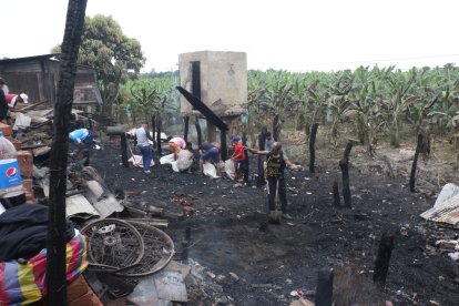 La única edificación que quedó parada tras el incendio es el baño. En este cuarto se escondió el can que murió asfixiado.