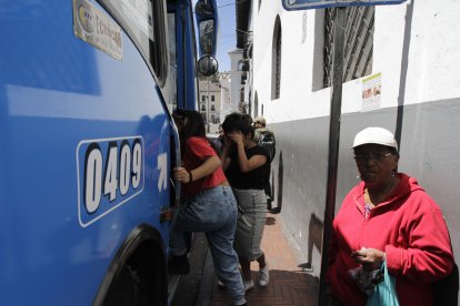 Por su seguridad y las de sus pasajeros, los conductores de buses prefieren evitar a personas sospechosas.
