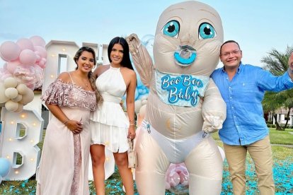 Renata Mejía y su esposo Álex Game, junto a Conny Garcés, en la fiesta de revelación de sexo.