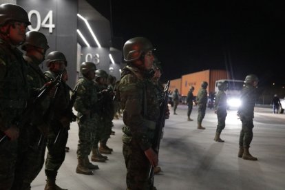 Militares resguardaron el traslado del material electoral desde Quito a seis provincias.