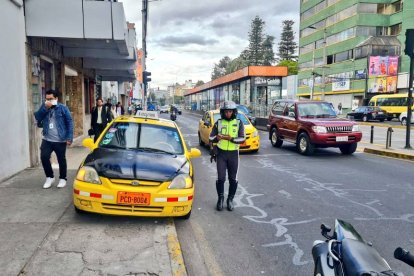 Los agentes han detectado que algunos taxistas profesionales no cumplen con la normativa legal.