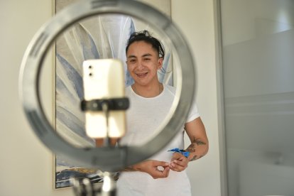 Sebastián realiza su contenido en el mismo consultorio donde  atiende a sus pacientes.