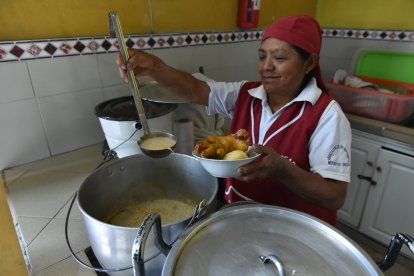 Doña Miriam atiende en su puesto del mercado el viernes, sábado y domingo.