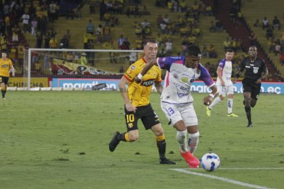 Ante Gualaceo, los amarillos perdieron la pelota cuando estaban en ventaja.