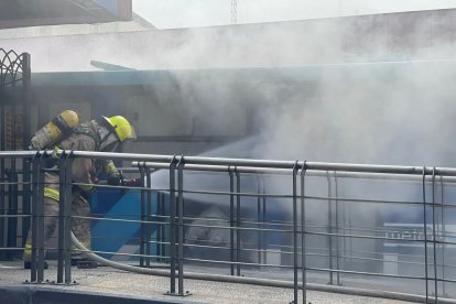Personal de Bomberos realizó el control del fuego.