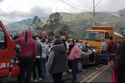 El accidente múltiple cobró la vida de cuatro integrantes de una misma familia en Pelileo.