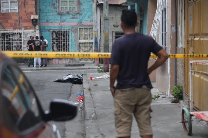 Un hombre fue muerto a tiros en el suburbio de Guayaquil. Iba en su moto.