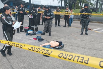 En una bordillo, cerca a un paradero, fue hallada una maleta azul, en la Terminal Terrestre. Hubo explosión controlada..