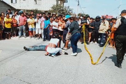 El cuerpo de la víctima quedó en la calle.