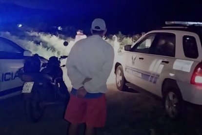 Agentes de Criminalística revisaron la zona donde hallaron los restos.