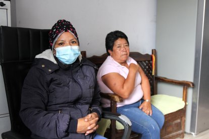 Su madre se pone a llorar, ya no sabe cómo ayudarla.