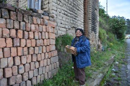 Cecilia Pilaluisa muestra cómo se hacía el trabajo cuando ella era aún una niña.
