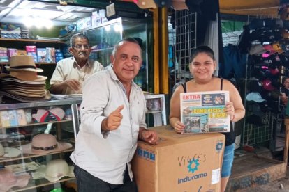 Lady Barros muestra orgullosa el ejemplar de EXTRA con el que accedió a la ruleta virtual y el premio que ganó.