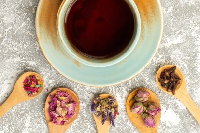 De la planta del té se obtienes más de 6 variedades, pero las infusiones de hierbas y frtutas deshidratdas están en auge.