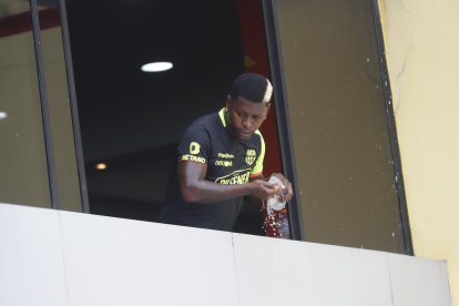 Gabriel Cortez aprovechó un pequeño descanso del calentamiento para refrescarse