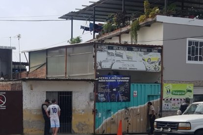 En un taller mataron a tres personas.