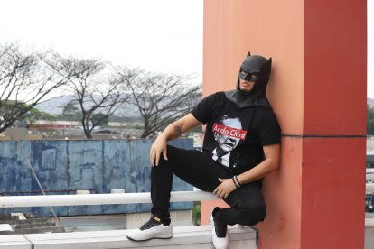 Batman guayaco surgió por pura casualidad, tras ponerse una máscara en un concurso.
