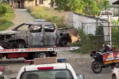La camioneta incendiada dentro de la zona minera.