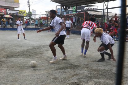 Los domingos se vive una fiesta en este sector del norte de Guayaquil. Los equipos llevan hinchada propia entre familiares y amigos.