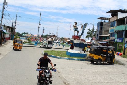 El monumento al pescador da la bienvenida a los turistas en la parte continental, antes de cruzar a la isla.
