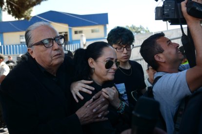 Familiares de Fernando Villavicencio llegaron a la morgue de Quito.