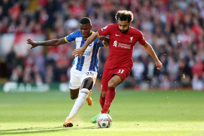 Moisés Caicedo (i) estaría en la mira del Liverpool, tras su buena temporada con el Brighton.