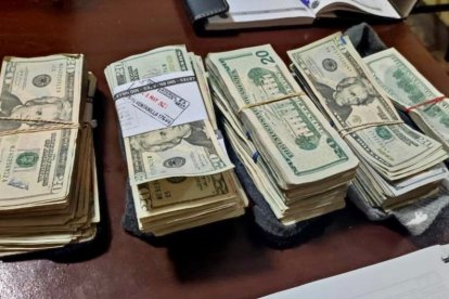 Entre las evidencias se hallaron armas y dinero en efectivo.