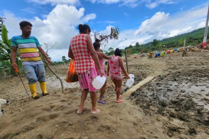 Damnificados por el desbordamiento del río Teaone pasan sus días de cara a un nuevo riesgo.