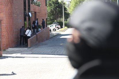 En una funeraria en el norte de Quito son velados los restos de Fernando Villavicencio ante un estricto control y hermetismo.