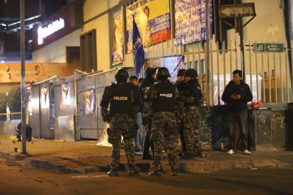 En el sector norte de la Capital, en las calles Gaspar de Villaroel y Amazonas el candidato a la presidencia Fernando Villavicencio sufre un atentado contra su vida.