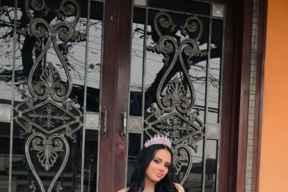 Primero hidrata los labios. Utiliza  colores claros y gloss para hacerlos más grandes.