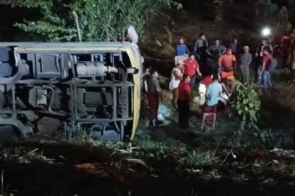 En la emergencia en el sitio San Andrés, de Chone, actuaron al menos 20 bomberos.