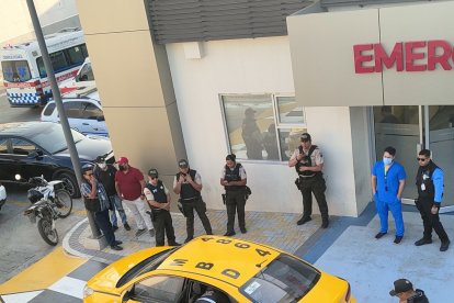 Los agentes revisan el vehículo donde iban las víctimas, sobre el cual cayeron los balazos.