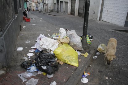 En La Victoria, la basura se acumula. Además, es el refugio de personas en situación de calle.