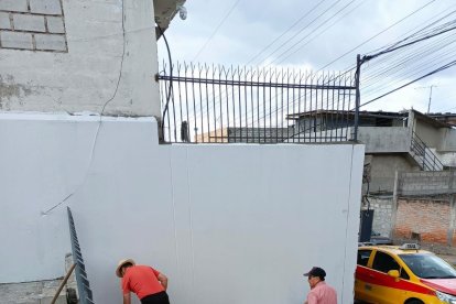 Los  vecinos se convirtieron en pintores para dejar ‘papelito’ la UPC.