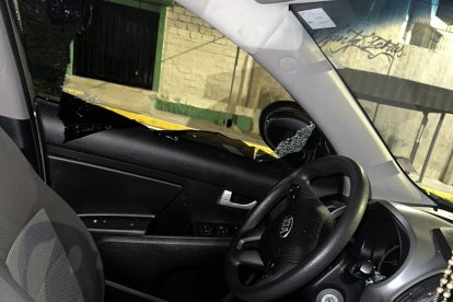 Delincuentes rompieron los vidrios del carro de las víctimas y atacaron a otros vehículos.