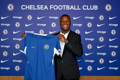 Moisés Caicedo fue oficializado como nuevo jugador del Chelsea.