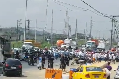 La Policía intentaba garantizar la circulación.