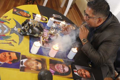 El Brujo del Amor revisa las cartas de los candidatos presidenciales.