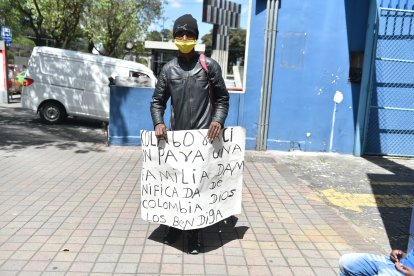César porta el  cartel con el que ruega lo ayuden para sostener a su familia.