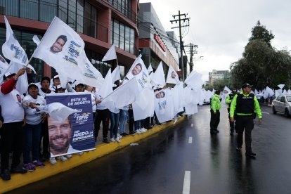 En los alrededores del Edificio Medios Públicos se concentraron los simpatizantes de los postulantes, en medio de un fuerte contingente policial.