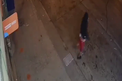 El momento en que el sujeto huye, tras dejar el explosivo.