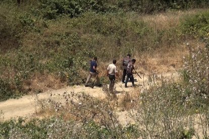 Los uniformados buscan por las áreas aledañas al sitio donde fue descubierto el cadáver, La Ladrillera.