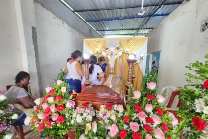 Pedro Briones es velado en su domicilio, en Esmeraldas.